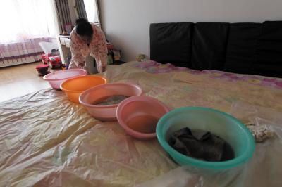 乌海楼上漏水，住户失联，小区没物管，业主维权难！律师来支招……